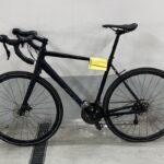 Rennrad der Marke Cube (schwarz).