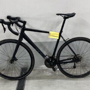 Rennrad der Marke Cube (schwarz).