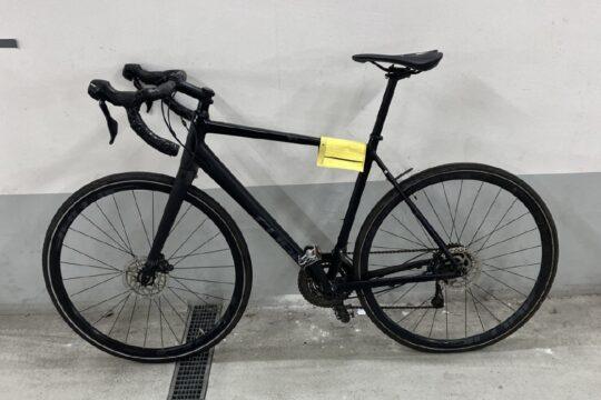 Rennrad der Marke Cube (schwarz).