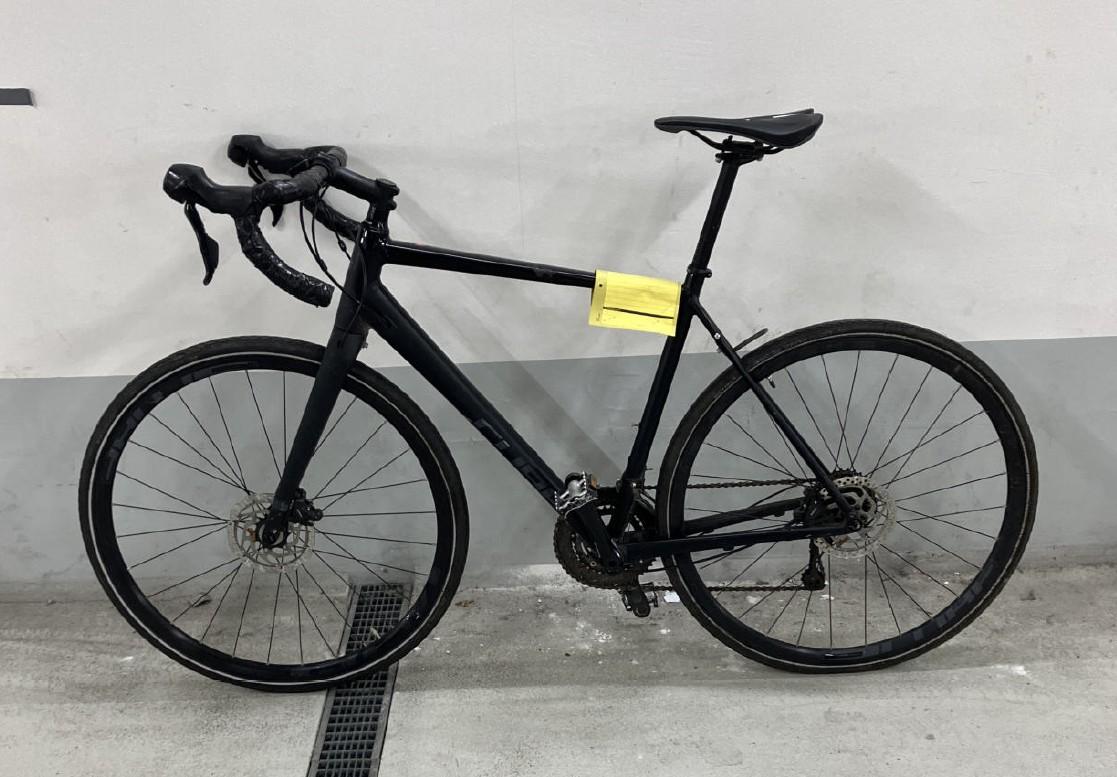 Rennrad der Marke Cube (schwarz).