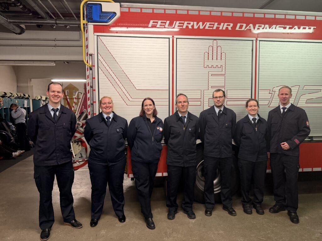 Miembros del cuerpo de bomberos, desde la izquierda: Andreas Heil, Olga Koziol, Sabine Laucht, Tim Schaaf, Björn Lemke, Alin Schaaf, Jan Wöltjen. Foto de : Bomberos