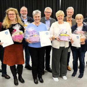Stadtverordnetenvorsteher Guido Funk (li.) und Bürgermeister Marcus Kretschmann umrahmen die mit dem Ehrenbrief Ausgezeichneten Samer Chawaf, Melanie Stahlecker-Zach, Gaston Wolfsturm, Bärbel Fischer, Gerald Kummer, Regina Plettrichs, Sebastian Wispel, Carola Friedrich und Wilfried Büdinger (v.li.). Foto: Stadt Riedstadt