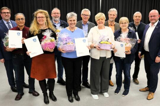 Il presidente del consiglio comunale Guido Funk (a sinistra) e il sindaco Marcus Kretschmann affiancano i destinatari del certificato d'onore: Samer Chawaf, Melanie Stahlecker-Zach, Gaston Wolfsturm, Bärbel Fischer, Gerald Kummer, Regina Plettrichs, Sebastian Wispel, Carola Friedrich e Wilfried Büdinger (da sinistra). Foto: Città di Riedstadt