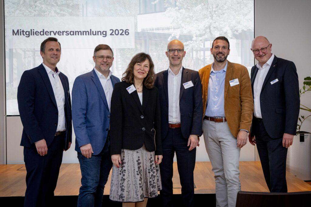 Der neu gewählte Vorstand von HESSENMETALL Südhessen (v.l.n.r.) Sven Hallbauer, Jens Fischer (Stellvertreter), Ines Weyand (Vorsitzende), Gregor Walter und Dr. Stéphane Foulard gemeinsam mit Geschäftsführer Dirk Widuch. Nicht im Bild: Achim Kopp (Stellvertreter). Foto: Alexander Heimann