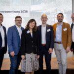 Der neu gewählte Vorstand von HESSENMETALL Südhessen (v.l.n.r.) Sven Hallbauer, Jens Fischer (Stellvertreter), Ines Weyand (Vorsitzende), Gregor Walter und Dr. Stéphane Foulard gemeinsam mit Geschäftsführer Dirk Widuch. Nicht im Bild: Achim Kopp (Stellvertreter). Foto: Alexander Heimann