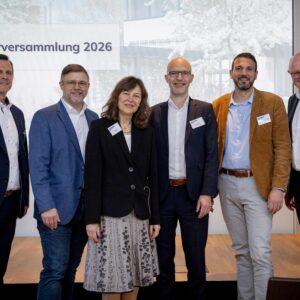 Der neu gewählte Vorstand von HESSENMETALL Südhessen (v.l.n.r.) Sven Hallbauer, Jens Fischer (Stellvertreter), Ines Weyand (Vorsitzende), Gregor Walter und Dr. Stéphane Foulard gemeinsam mit Geschäftsführer Dirk Widuch. Nicht im Bild: Achim Kopp (Stellvertreter). Foto: Alexander Heimann