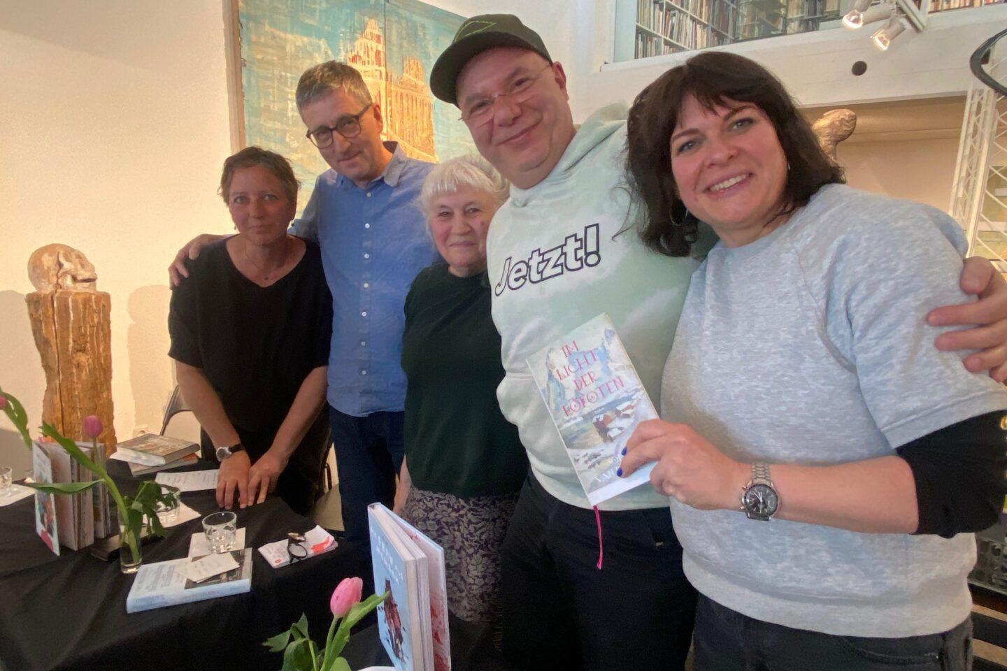 BuchhaendlerInnen Darmstadts im Gespräch. Foto: U. Schüttler