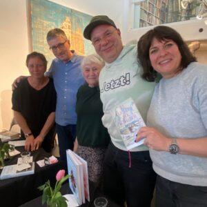 BuchhaendlerInnen Darmstadts im Gespräch. Foto: U. Schüttler