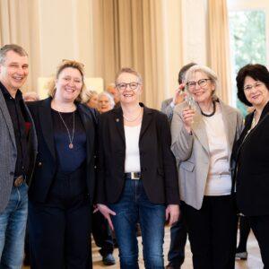 Dr Dietmar Oeter, Annette Bombala, burmistrz Birgit Kannegießer, Hannah Knell i Christine Friedrich, Dehoga. Prawa do obrazu: córka Annette, Gastronomia na zamku Heiligenberg