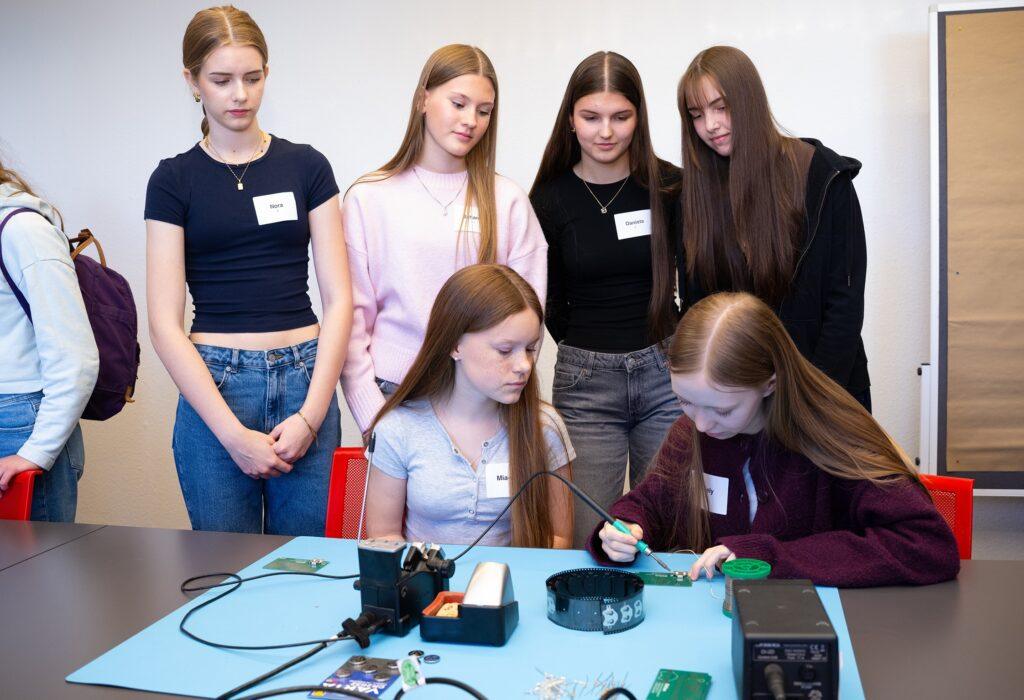 Ein besonderes Highlight war die Vorführung der klion GmbH. Bei der Prototypen-Fertigung von Schaltungs- und Leiterplatten durften die Mädchen selbst mit anpacken. Foto: IHK Darmstadt / Markus Schmidt