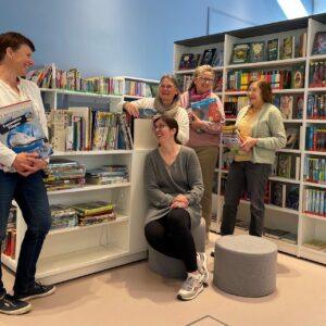 Freuen sich auf die Eröffnung am 9. Mai: Tamara Hauer, Stephanie Gneist, Marita Markmann und Martina Fischer aus dem Team der neuen Mediathek mit der zuständigen Fachdienstleiterin Mirjam Sturm (sitzend).