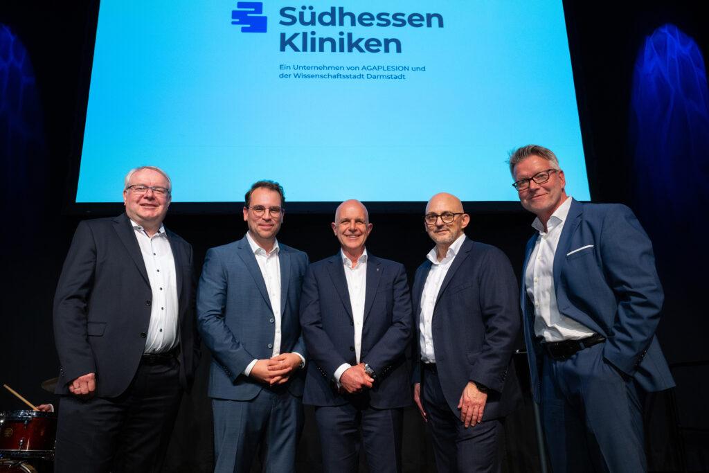Von links nach rechts: Klinikdezernent André Schellenberg, Sven Axt, Sprecher der Geschäftsführung Klinikum Darmstadt und Geschäftsführer AGAPLESION Elisabethenstift, Dr. Markus Horneber, Vorstandsvorsitzender AGAPLESION gAG, Michele Tarquinio, Pflegerischer Geschäftsführer Klinikum Darmstadt, Dr. Jörg Noetzel, Medizinischer Geschäftsführer Klinikum Darmstadt. Foto: Klinikum Darmstadt