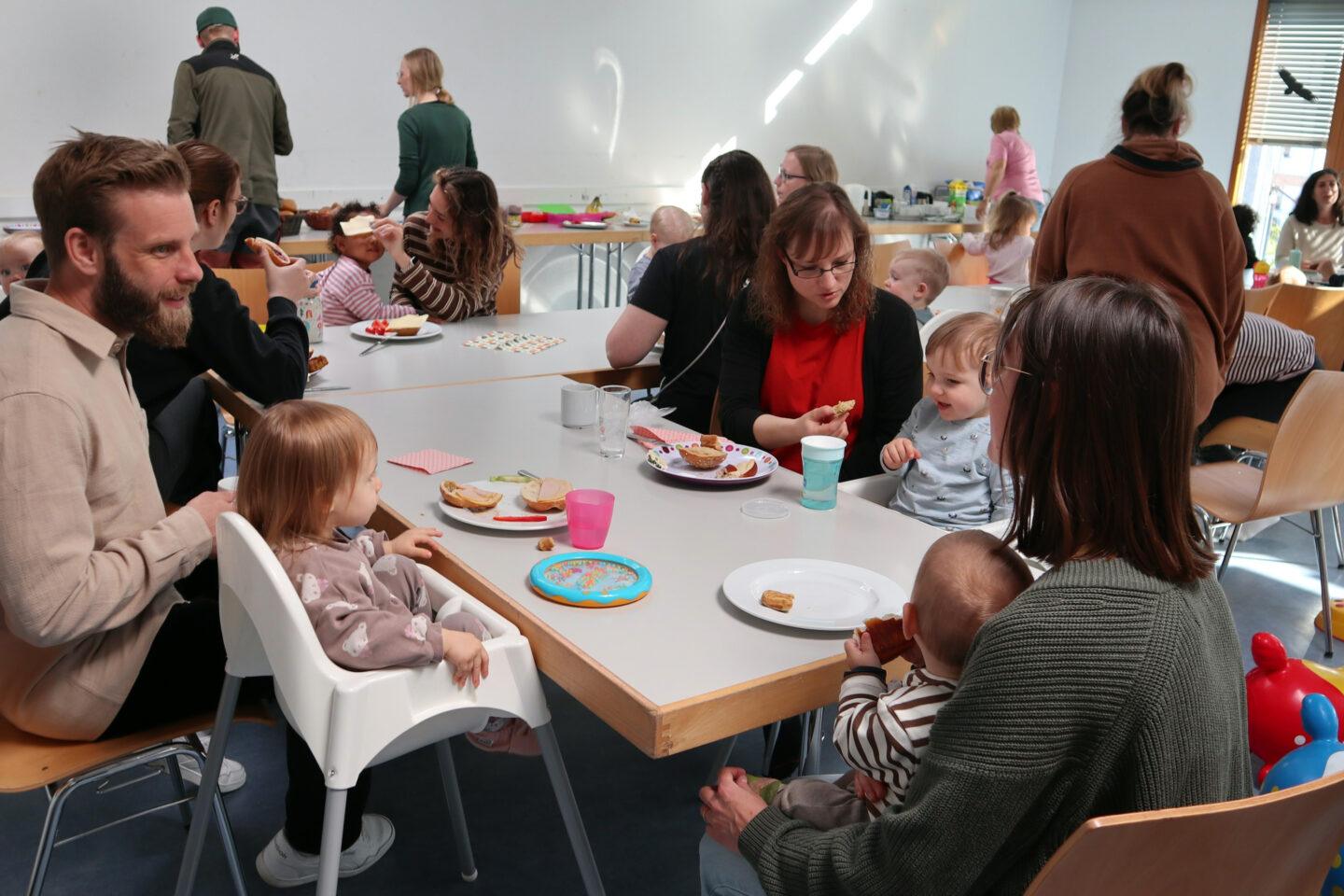 Bürgermeister Maximilian Schimmel als Praktikant beim Babytreff Drop In(klusive) im Familienzentrum Pfungstadt