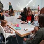 Bürgermeister Maximilian Schimmel als Praktikant beim Babytreff Drop In(klusive) im Familienzentrum Pfungstadt
