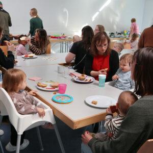 Bürgermeister Maximilian Schimmel als Praktikant beim Babytreff Drop In(klusive) im Familienzentrum Pfungstadt