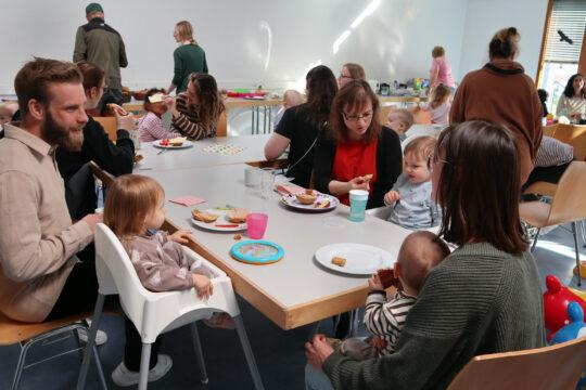 Bürgermeister Maximilian Schimmel als Praktikant beim Babytreff Drop In(klusive) im Familienzentrum Pfungstadt