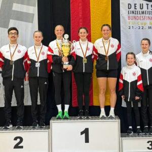 Athletinnen und Athleten des TV 1893 Seeheim präsentieren ihre Medaillen nach erfolgreichen Auftritten bei den Deutschen Meisterschaften und dem Bundesfinale im Rope Skipping in Ellwangen.