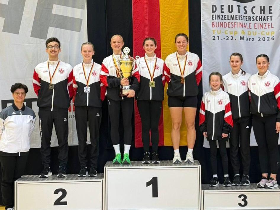 Athletinnen und Athleten des TV 1893 Seeheim präsentieren ihre Medaillen nach erfolgreichen Auftritten bei den Deutschen Meisterschaften und dem Bundesfinale im Rope Skipping in Ellwangen.