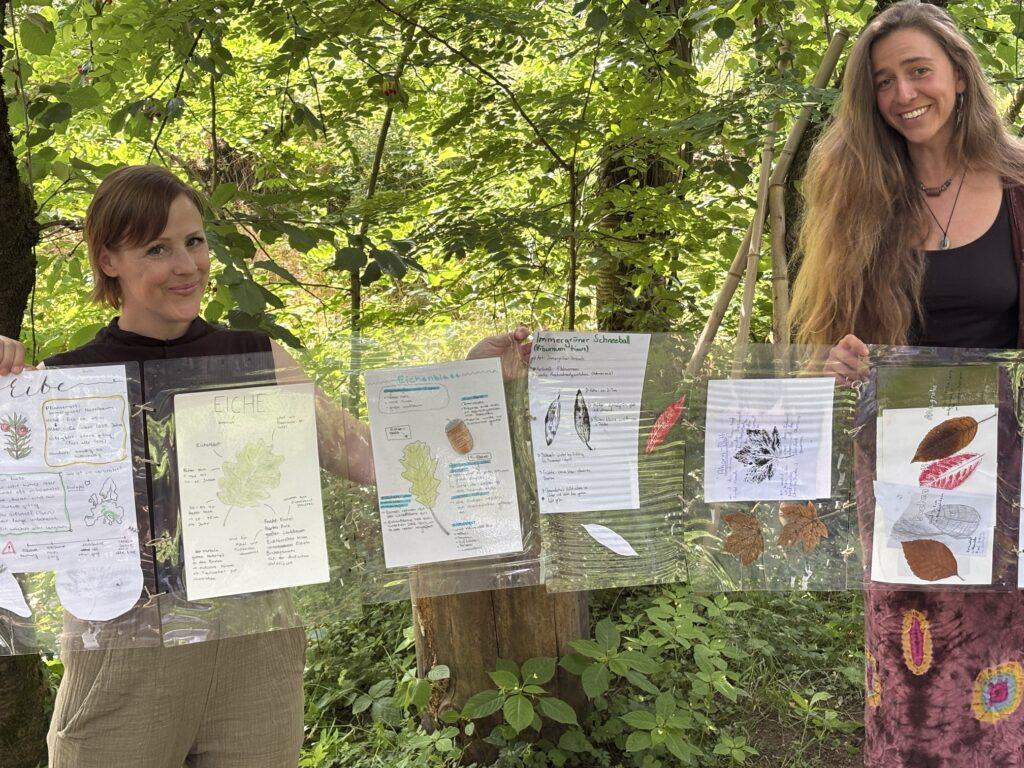The project leaders (from left) Ilka Brosch (Lichtenberg School) and Kim Rathnau (Forest Art Association) proudly unfold the "Forest Art Leporello".