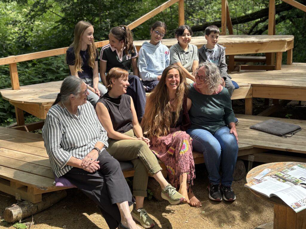 Testing out the platform, the centerpiece of the Forest ART classroom (from left in front): Curator Ute Ritschel, art teacher Ilka Brosch, forest artist Kim Rathnau and intern Manuela Plodeck. (back row from left): Elisa, Paula, Julieta, David-Alexander and Jonathan.