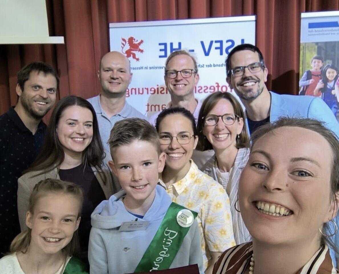 L’association Förderverein der Grundschule im Schuldorf e. V. (Association pour la promotion de l’école primaire dans le village scolaire) reçoit le premier prix de l’Association de l’État de Hesse pour le projet « Grünhausen »