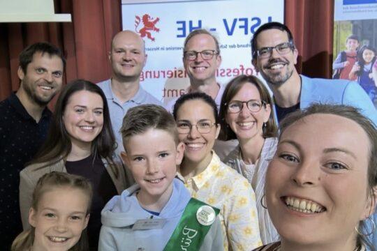 حصلت جمعية Förderverein der Grundschule im Schuldorf e. V. (جمعية دعم المدرسة الابتدائية في القرية المدرسية) على الجائزة الرئيسية لجمعية ولاية هيسن عن مشروع "Grünhausen"