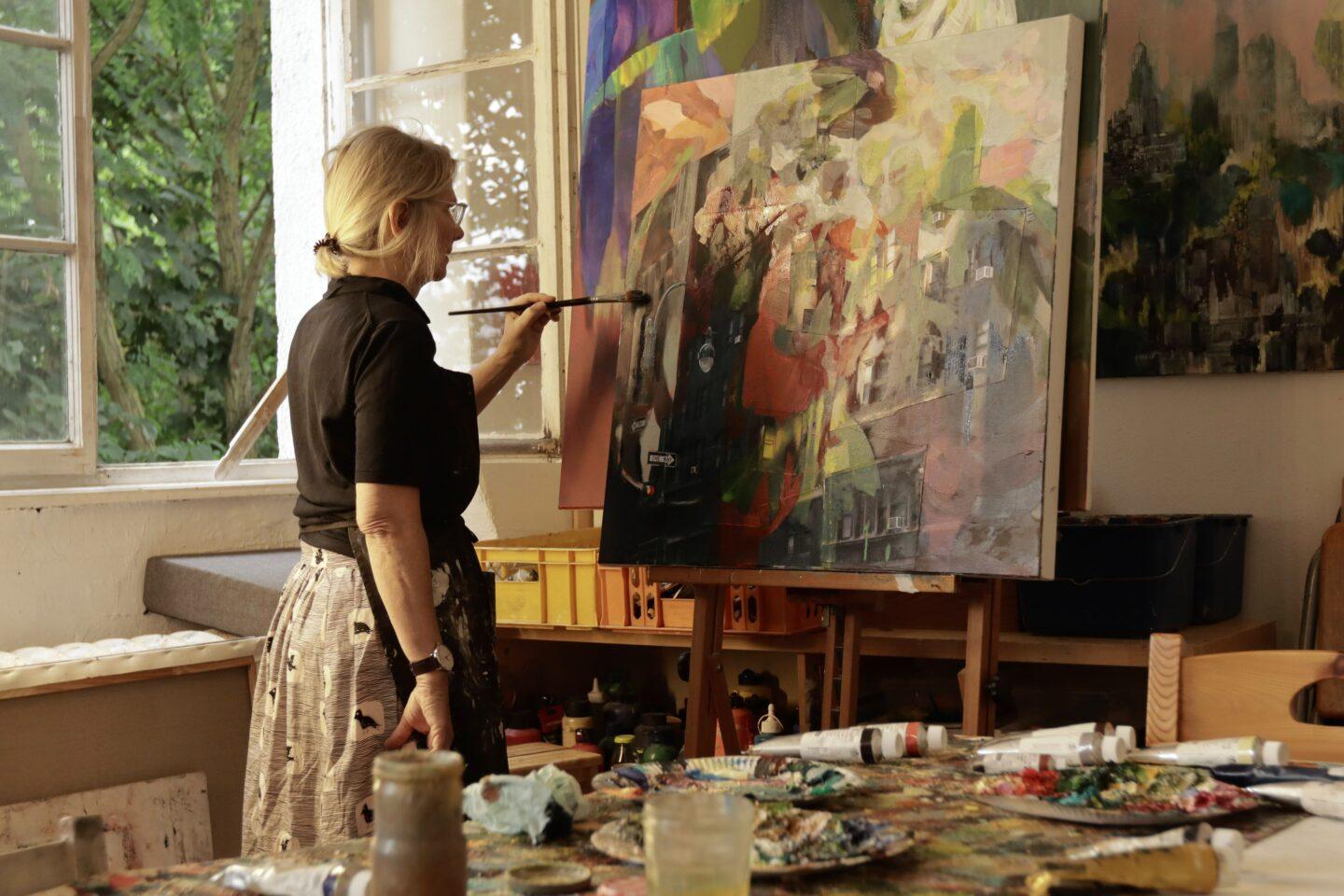 Die Darmstädter Künstlerin Eva Leitschuh in ihrem Atelier im Nordbahnhof