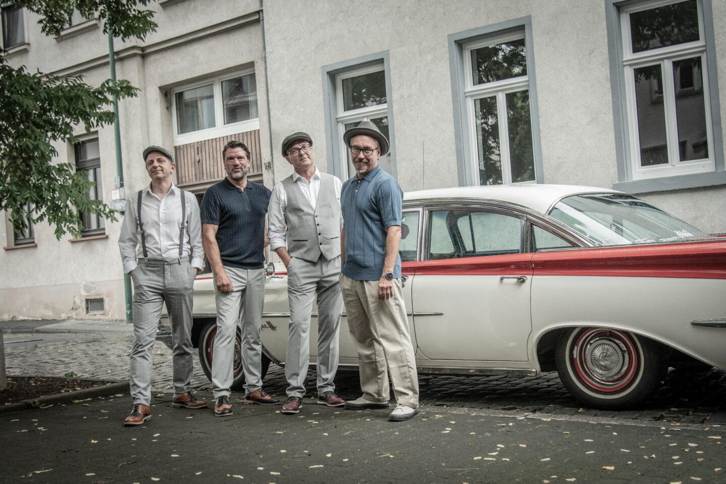 Die Rock'n'Roll-Band Silverballs bei einem Live-Konzert.