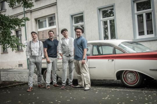 Die Rock'n'Roll-Band Silverballs bei einem Live-Konzert.