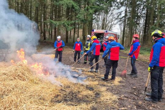 Personal de emergencia del Servicio de Rescate de Montaña de la Cruz Roja Alemana de Darmstadt-Dieburg está apoyando a los bomberos en la lucha contra un incendio forestal.