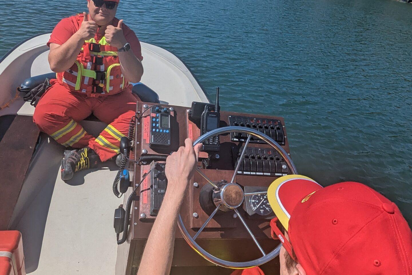 L'équipage du bateau DLRG Darmstadt-Dieburg (le sauveteur Sven Emich, le timonier Marco Fehlhaber, le capitaine du bateau Juliane Strauch non représenté) en route pour une patrouille sur le Rhin