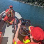 Bootsbesatzung DLRG Darmstadt-Dieburg (Rettungsschwimmer Sven Emich, Rudergänger Marco Fehlhaber, nicht im Bild Bootsführerin Juliane Strauch) auf dem Weg zur Kontrollfahrt auf dem Rhein