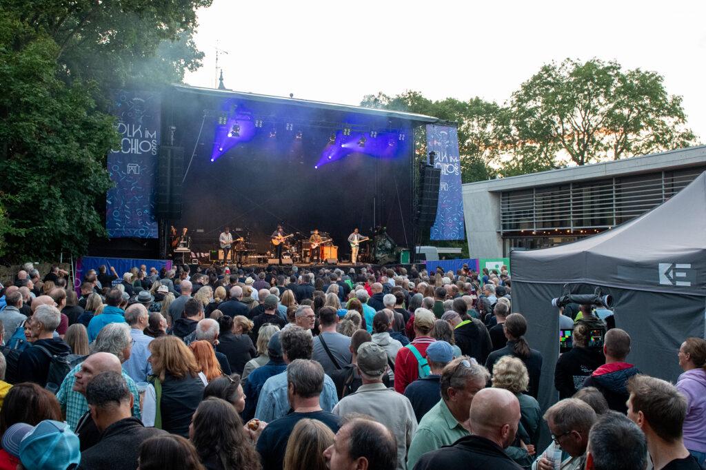 Festivalatmosphäre: Die Young Rebel Set spielten am Samstag im Schloss. Foto: Samantha Pflug