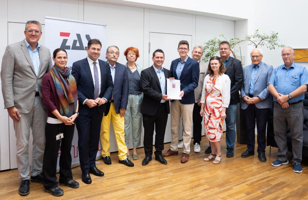  v.li.: Markus Sattler (ENTEGA), Dr. Julia Klinger (Vorstand ENTEGA AG), Regierungspräsident Prof. Dr. Jan Hilligradt, Landrat Klaus Peter Schellhaas, Iris Behr (ZAS), Ben Herdin Lüttges (ENTEGA), Felix Will (RP), Bürgermeister Andreas Koch (ZAS), Birgit Klein (ZAS), Bürgermeister Tassilo Schindler (ZAS), Dr. Wolfgang Gehrke (ZAS), Kreisbeigeordneter Marco Hesser (ZAS).