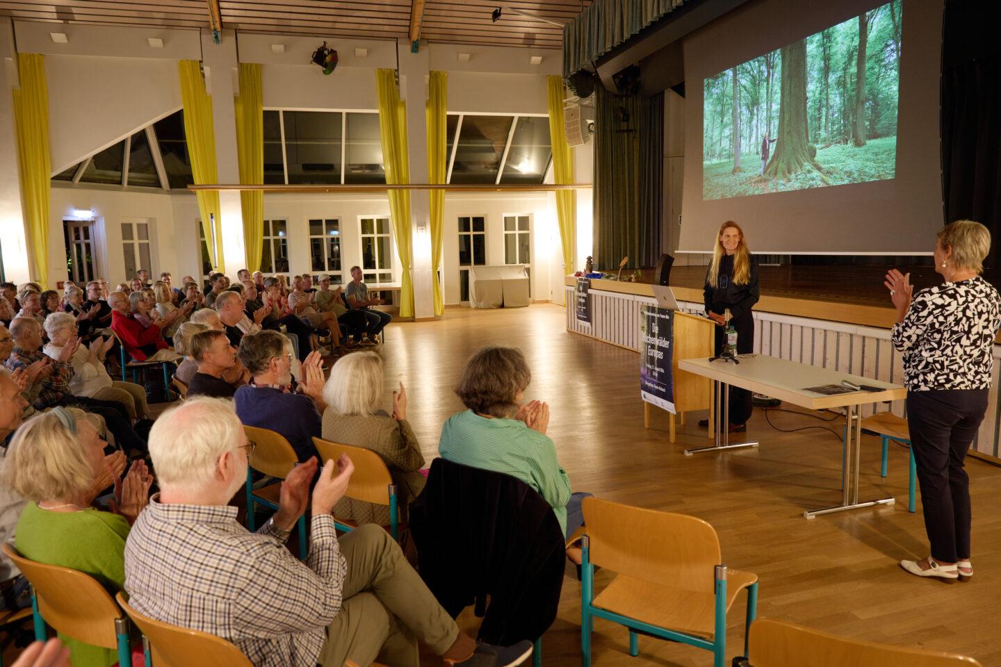 Doğa ve manzara fotoğrafçısı Yvonne Albe'nin konuşması, NABU Seeheim-Jugenheim, BUND OV Bölgesi Frankenstein ve Netzwerk Bergsträßer Wald'un Alsbach-Hähnlein'deki etkinliği