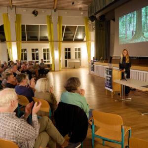 Doğa ve manzara fotoğrafçısı Yvonne Albe'nin konuşması, NABU Seeheim-Jugenheim, BUND OV Bölgesi Frankenstein ve Netzwerk Bergsträßer Wald'un Alsbach-Hähnlein'deki etkinliği