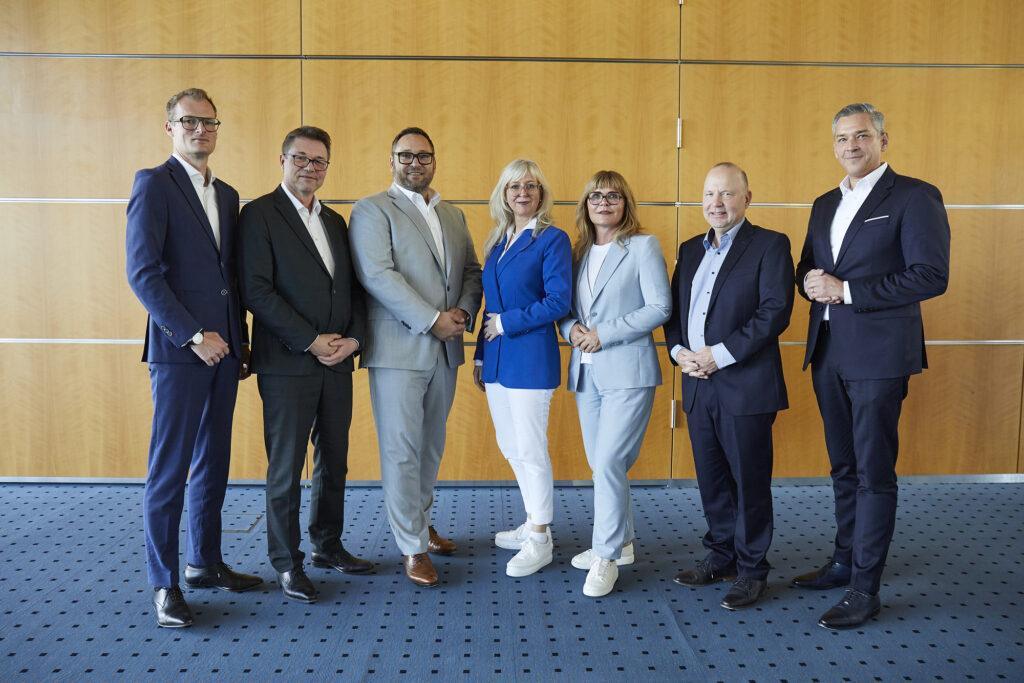 Od lewej do prawej: Dyrektor Zarządzający Robert Lippmann z zarządem Izby Przemysłowo-Handlowej w Darmstadt: Matthias Bürk, Christian Jöst, Ulrike Jakobi, Elfi Gruß, Rainer Fischer i Kristian Straub. Barbara Eichelmann-Klebl nie jest uwzględniona. Zdjęcie: Izba Przemysłowo-Handlowa w Darmstadt / Jens Steingässer