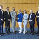 Von links nach rechts: Hauptgeschäftsführer Robert Lippmann mit dem Präsidium der IHK Darmstadt: Matthias Bürk, Christian Jöst, Ulrike Jakobi, Elfi Gruß, Rainer Fischer und Kristian Straub. Im Bild fehlt Barbara Eichelmann-Klebl. Foto: IHK Darmstadt / Jens Steingässer