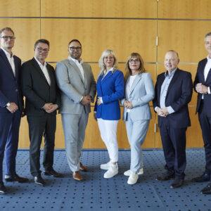 Od lewej do prawej: Dyrektor Zarządzający Robert Lippmann z zarządem Izby Przemysłowo-Handlowej w Darmstadt: Matthias Bürk, Christian Jöst, Ulrike Jakobi, Elfi Gruß, Rainer Fischer i Kristian Straub. Barbara Eichelmann-Klebl nie jest uwzględniona. Zdjęcie: Izba Przemysłowo-Handlowa w Darmstadt / Jens Steingässer