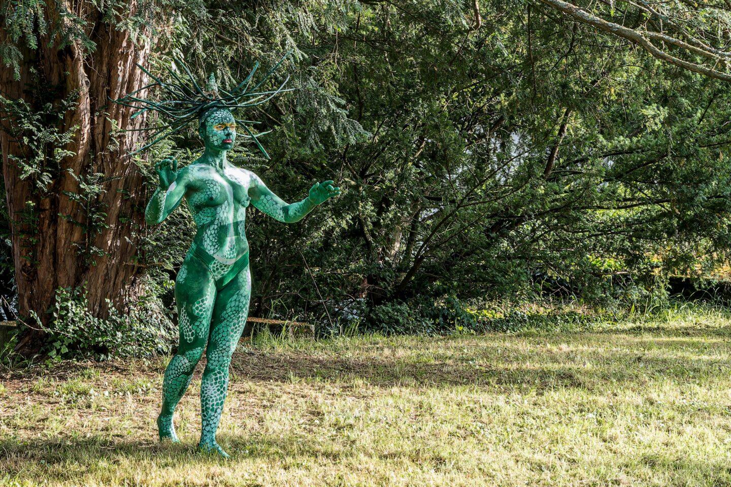 Botschafterin des Waldes - Bodypainting-Kunst von Rosel Grassmann auf dem Internationalen Waldkunstpfad in Darmstadt.