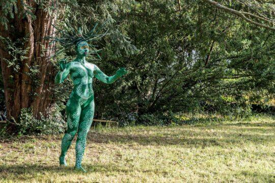 Embajadora del Bosque: Arte corporal de Rosel Grassmann en la Ruta Internacional del Arte Forestal en Darmstadt.