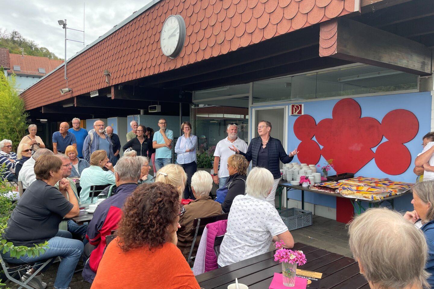 Bürgermeisterin Birgit Kannegießer und der Vorsitzende des Schwimmbadvereins Jürgen Pfliegensdörfer freuten sich beim Saisonabschluss gemeinsam über die tolle Saison im Jugenheimer Freibad. Foto: Mi / Gemeinde Seeheim-Jugenheim