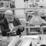 Dieter Roth in seinem Atelier in der St. Johanns-Vorstadt 19, Basel, Schweiz, 1996, Foto: Dirk Dobke, Courtesy: Hauser & Wirth und Dieter Roth Foundation, Hamburg, © Dieter Roth Estate