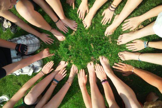 Jóvenes y niños juntos