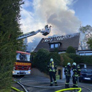 Firefighters battle a roof fire at a detached house in Seeheim-Jugenheim using a turntable ladder. Image rights ©: FF Seeheim/Georg Lumpe