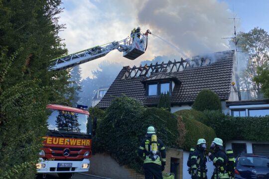 Los bomberos combaten un incendio en el tejado de una vivienda unifamiliar en Seeheim-Jugenheim utilizando una escalera giratoria. Derechos de imagen ©: FF Seeheim/Georg Lumpe