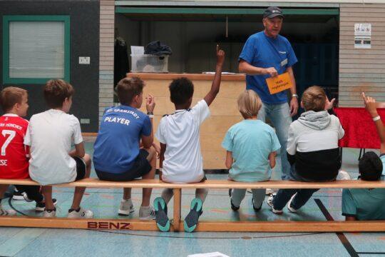 El grupo de trabajo para actividades masculinas de la ciudad científica de Darmstadt / distrito de Darmstadt-Dieburg, en colaboración con el distrito deportivo juvenil DA-DI, organizó el día de los chicos en el pabellón deportivo del centro de formación profesional de Darmstadt.