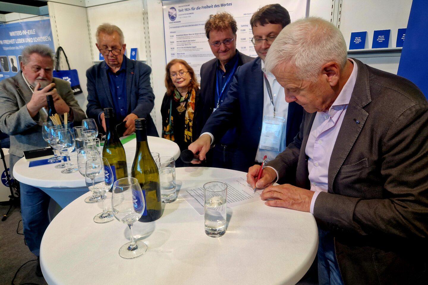 Unterzeichnung Memordandum PEN Europa auf der Buchmesse 2026. Foto: PEN Deutschland