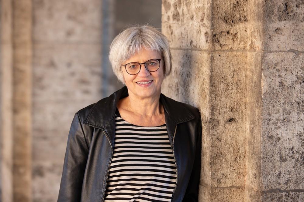 Brigitte Morgenroth lee en la Casa de la Literatura de Darmstadt