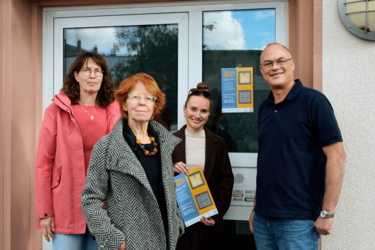 Frauenschutzeinrichtungen Stadt Darmstadt, Landkreis DA-DI, Bergstraße und Vonovia starten gemeinsame Aufklärungskampagne. Ursula Pavez Sandoval (Frauen helfen Frauen Kreis Darmstadt-Dieburg) mit Robert Wagner (Vonovia)